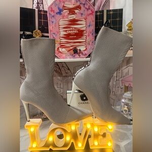 EUC♥️🙌
Sock mid calf boots.